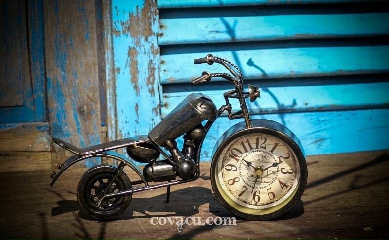 Đồng hồ trang trí để bàn mô tô