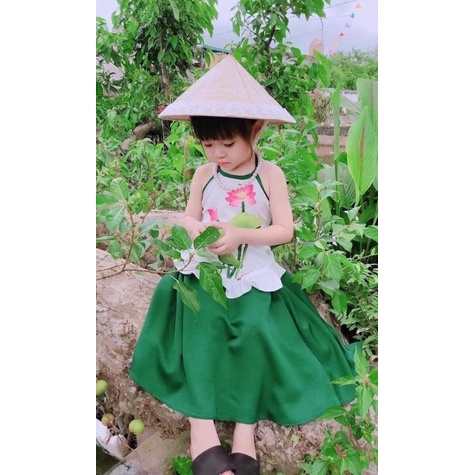 Yếm lụa hoa sen chân váy xanh cho bé gái