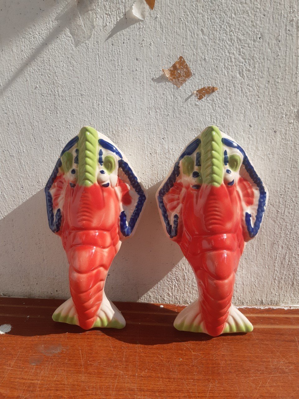 Cặp tôm treo tường men đỏ