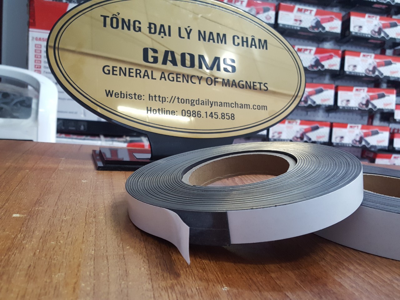 Cuộn nam châm dẻo có băng keo rộng 2cm, dài 10 mét