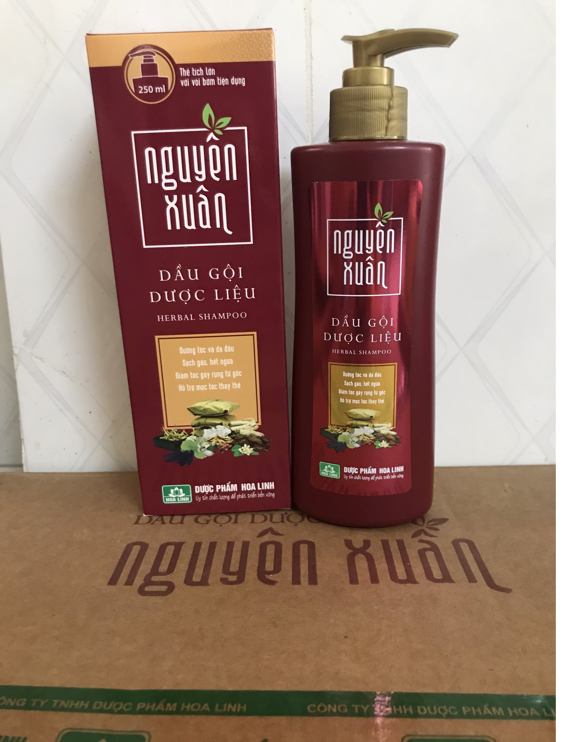 Dầu gội Dược liệu Nguyên Xuân Nâu Có vòi