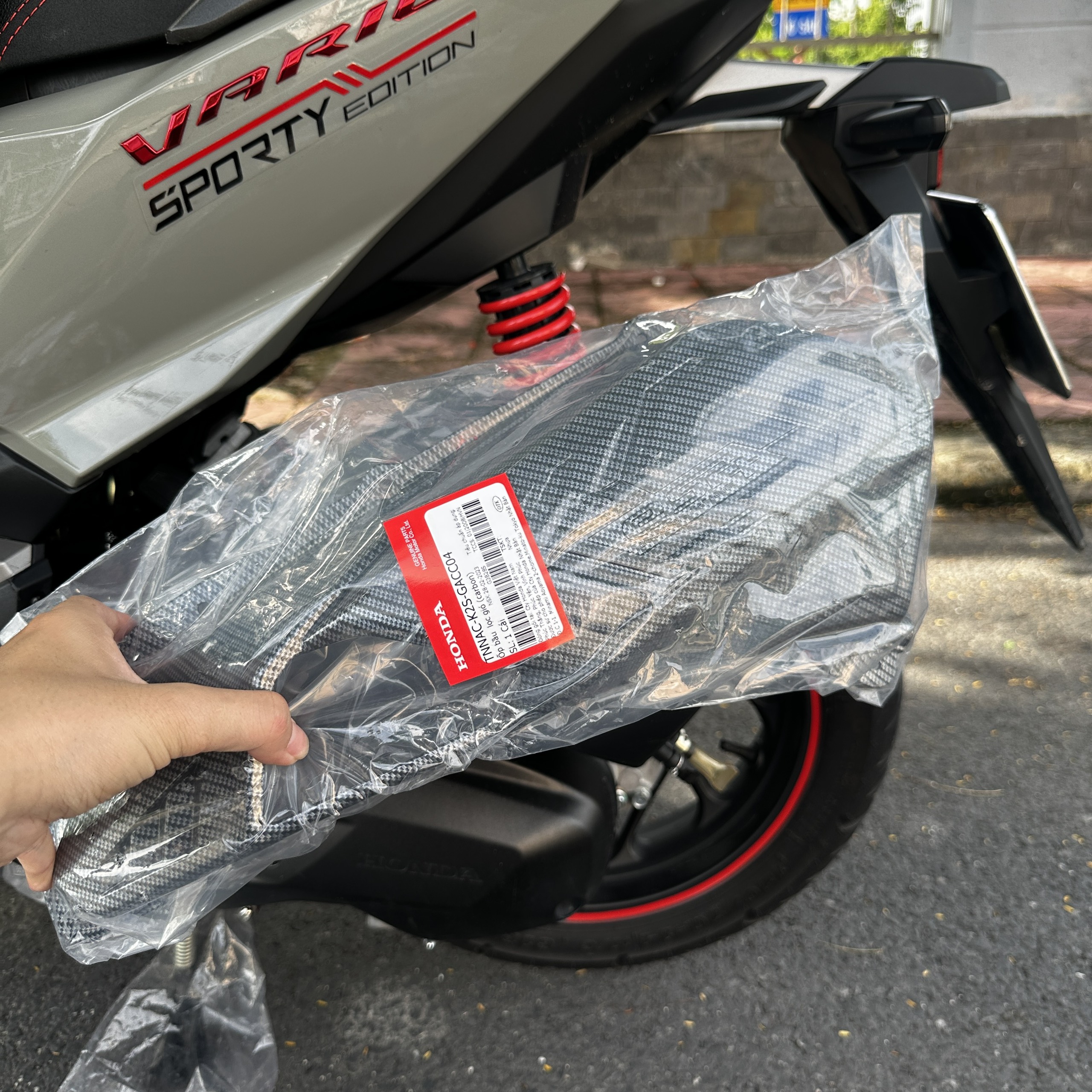 Ốp bầu lọc gió Carbon chính hãng cho Vario 160