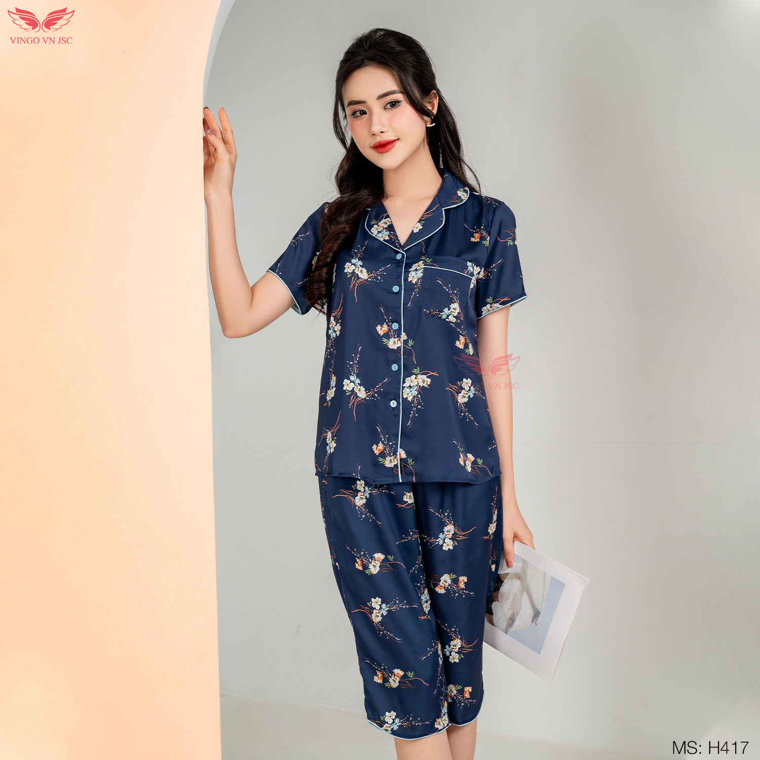Bộ ngủ Pijama tay ngắn quần lửng mặc nhà chất lụa Pháp hoạ tiết hoa dây nền xanh đậm Thương hiệu Vingo H417 VNGO-TCQL