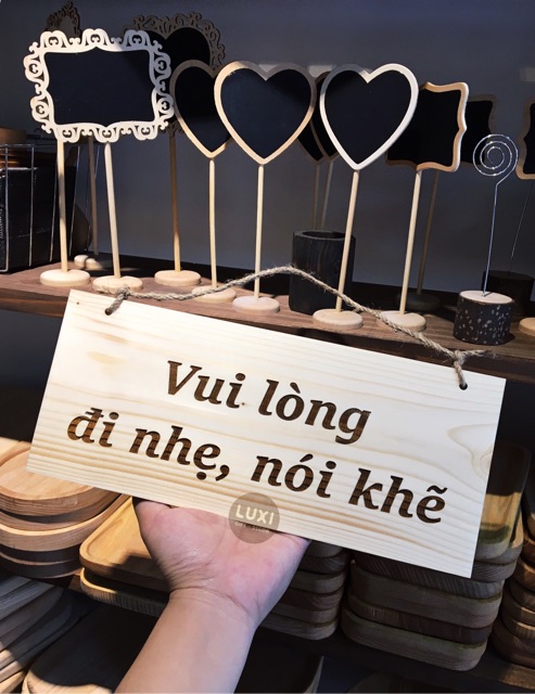 Bảng gỗ treo cửa Vui lòng đi nhẹ nói khẽ - LUXI decor