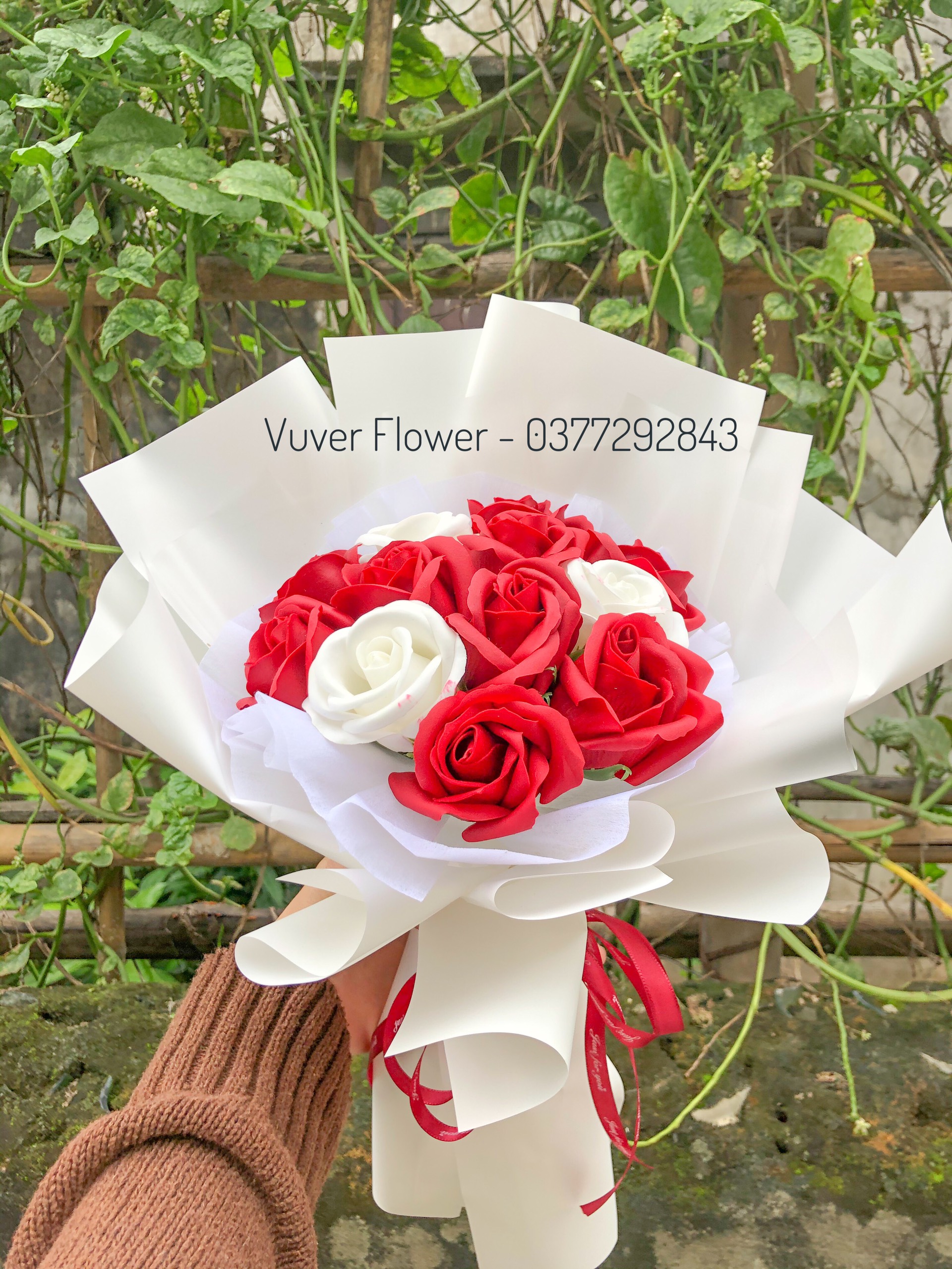 (Neues Modell) 12 Blumen rot-weißer Wachsrosenstrauß (Geschenkkarte) - echte Fotos und Videos, lebendige Farben, Farbechtheit ca. 1 Jahr, angenehmer leichter Duft, Aussehen wie echte Blumen