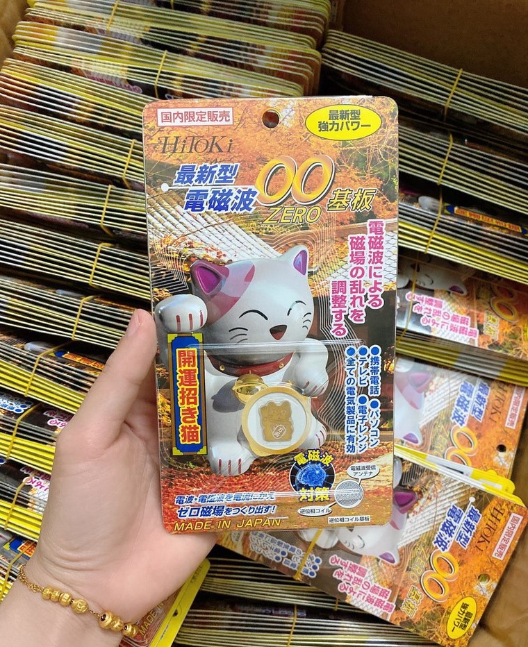 [HÀNG NHẬT] MIẾNG DÁN CHỐNG SÓNG ĐIỆN TỪ HITOKI NHẬT BẢN (HÌNH MÈO THẦN TÀI) CHO ĐIỆN THOẠI, MÁY TÍNH BẢNG, LAPTOP