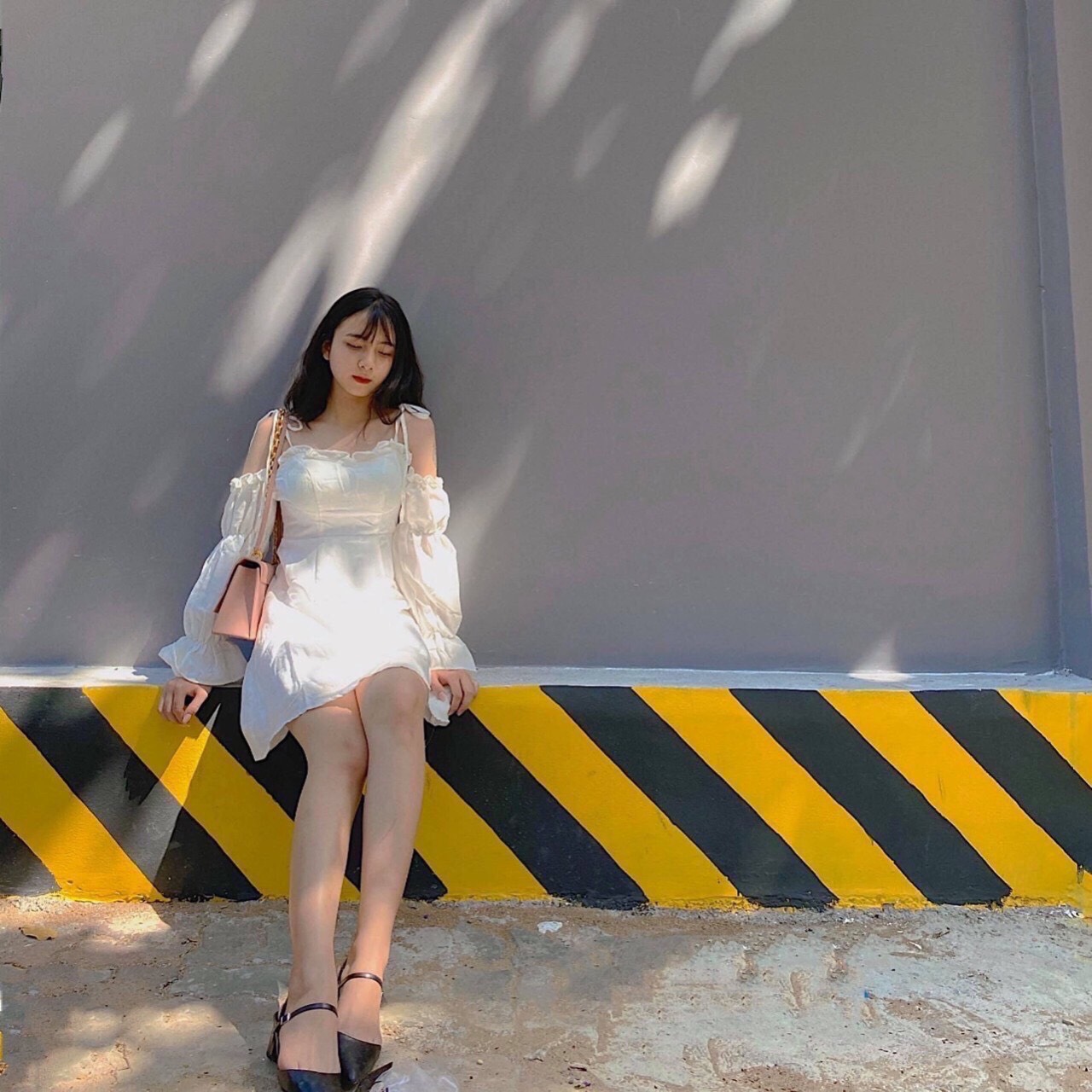 Đầm trắng hai dây cột nơ vai trễ vai phối tay phồng xinh xắn