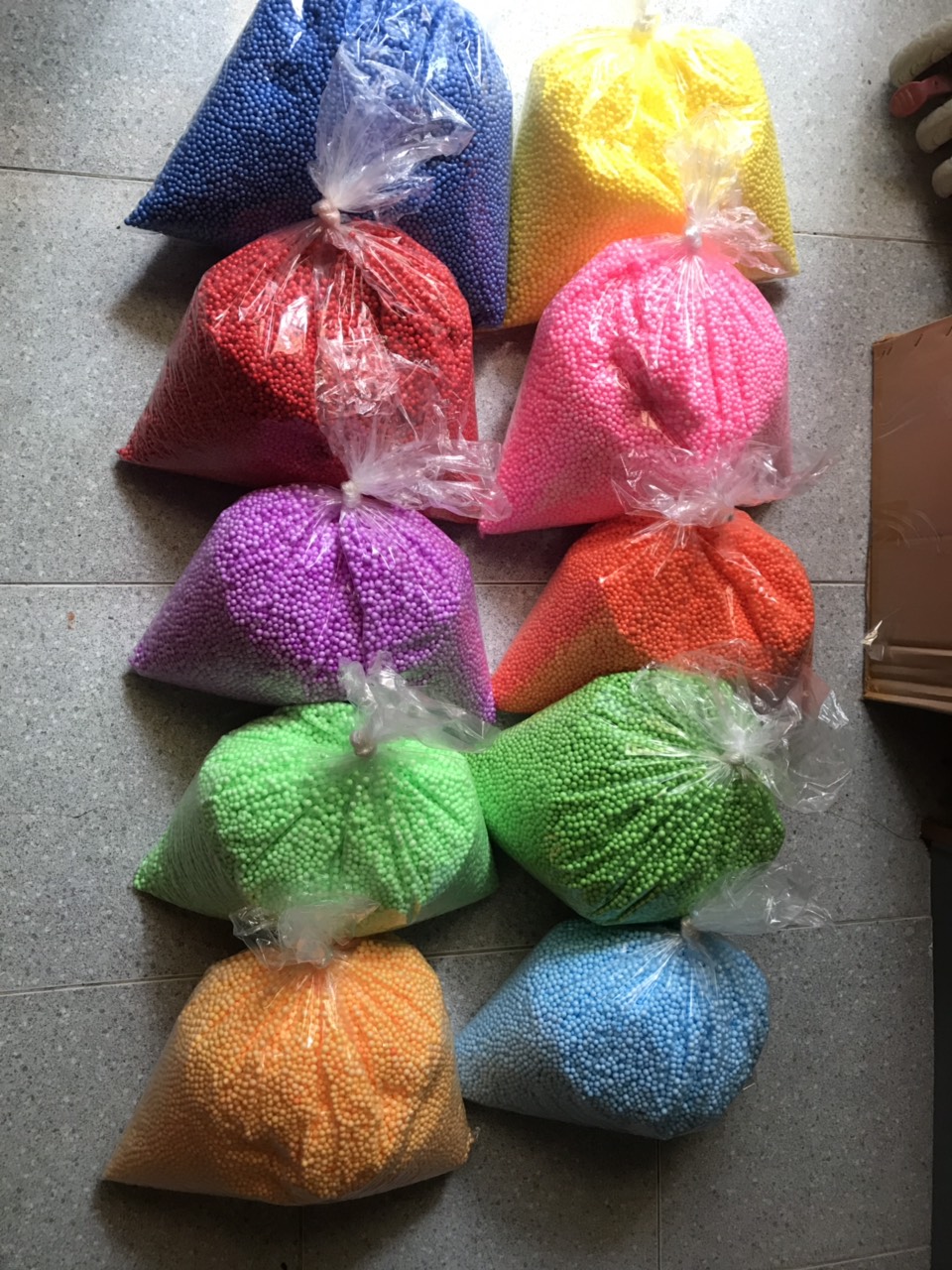100gr hạt xốp màu dùng bỏ hộp quà tặng tăng phần hấp dẫn cho món quà được tặng