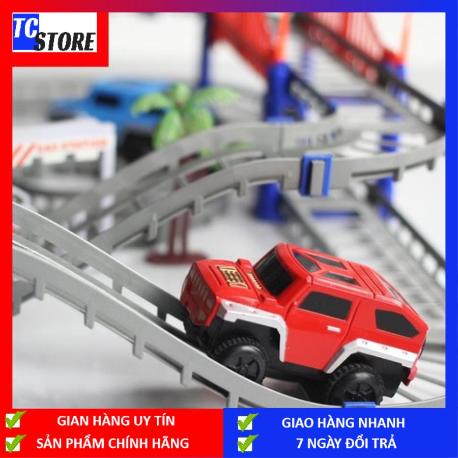 Lắp ráp mô hình đường ray xe ô tô với những mảnh ghép nhiều màu sắc giúp bé yêu có thể khám phá.