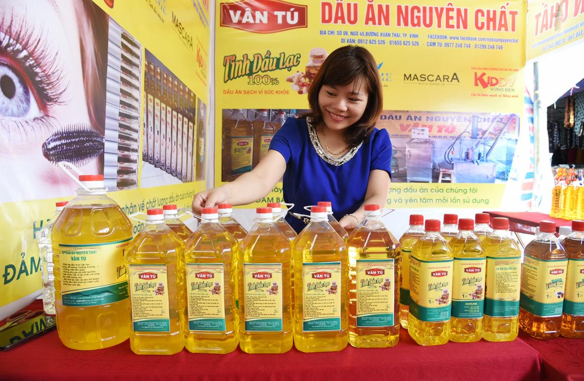 2lit dầu lạc sen nghệ an nguyên chất