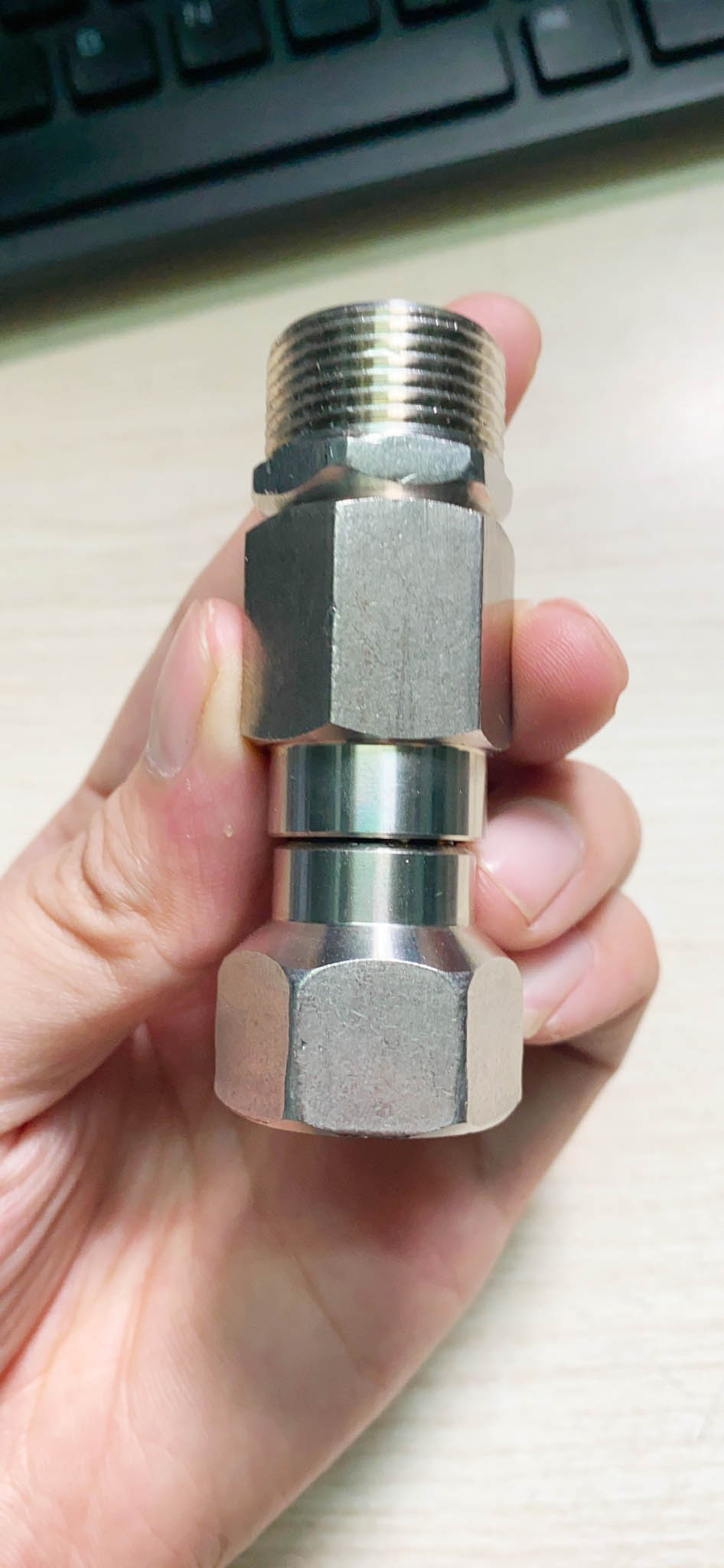 Khớp xoay chống xoắn dây phun xịt của máy rửa xe cao áp - Ren nối 22