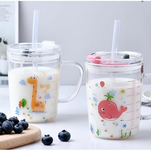 [HCM]Ly thủy tinh chia vạch có quai cầm nắp đậy và ống hút dung tích 350ml
