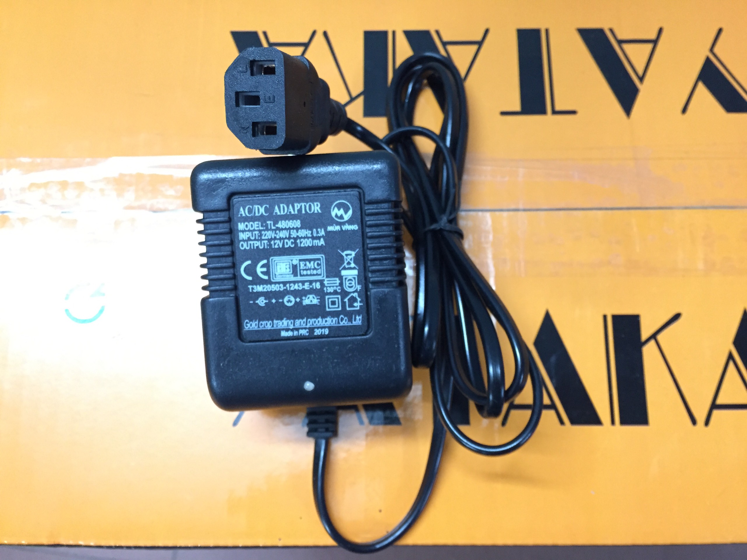 Sạc 3 chân bình acquy xe máy 12v bình bơm phun tưới cây có đèn báo sạc đầy bình.