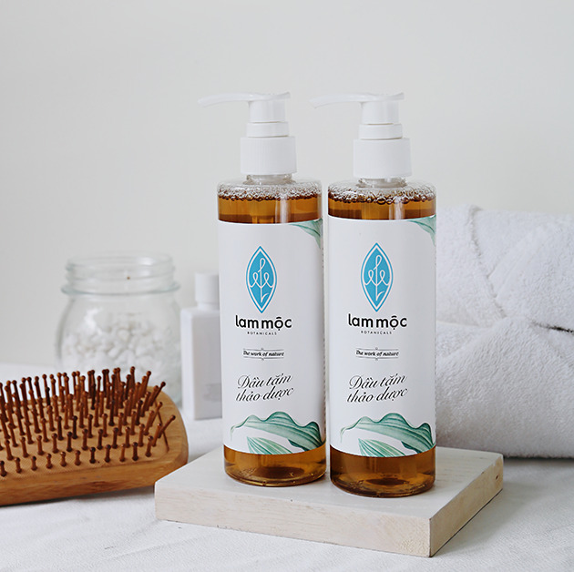 Dầu tắm thảo dược Lam Mộc - 250ml