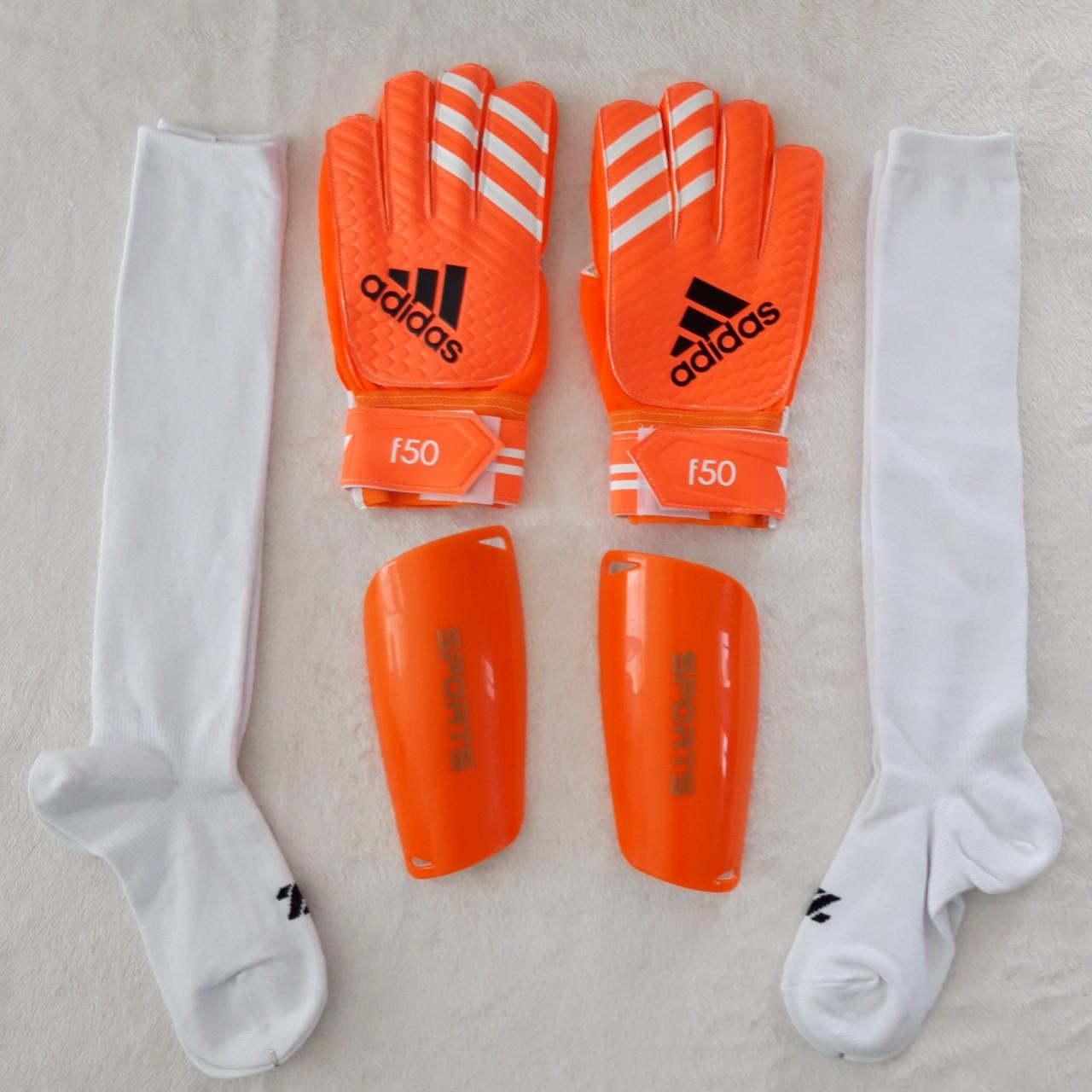 COM BO BỘ GĂNG TAY THỦ MÔN ADIDAT CÓ XƯƠNG BẢO VỆ NGÓN TAY+BỌC ỐNG ĐỒNG+2 ĐÔI TẤT DÀI ĐÁ BÓNG