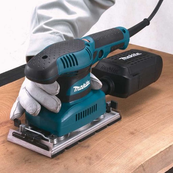 Máy chà nhám makita 9035, máy chà nhám rung makita 9035, sử dụng dễ dàng, nhanh chóng và tiện lợi, cách điện kép sẽ mang lại sự an toàn tuyệt đối khi sử dụng mang lại bề mặt láng bóng cho sản bảo hành 12 tháng, máy chà nhám makita 9035