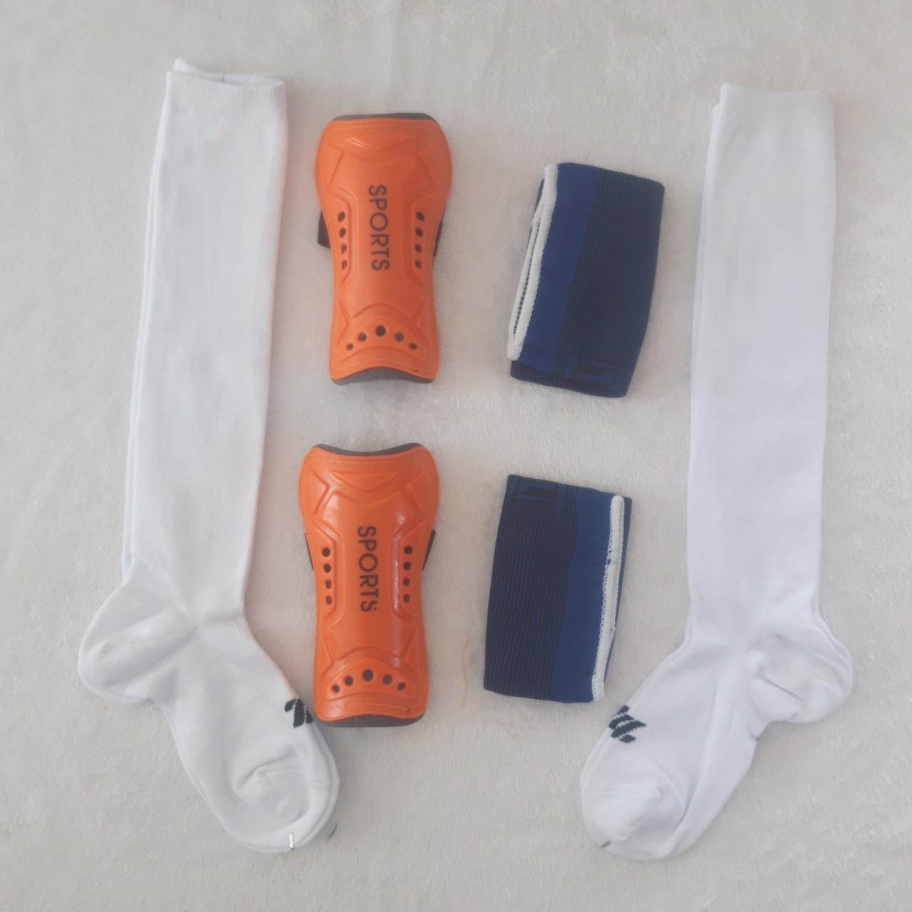 COM BO BỘ BẢO VỆ ỐNG ĐỒNG+BỘ BỌC ĐẦU GỐI+1 ĐÔI TẤT DÀI ĐÁ BÓNG