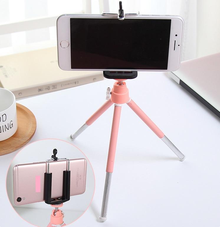 Tripod điện thoại mini để bàn, trên giường,... thuận tiện cho các bạn xem livestream, xem phim, xem video