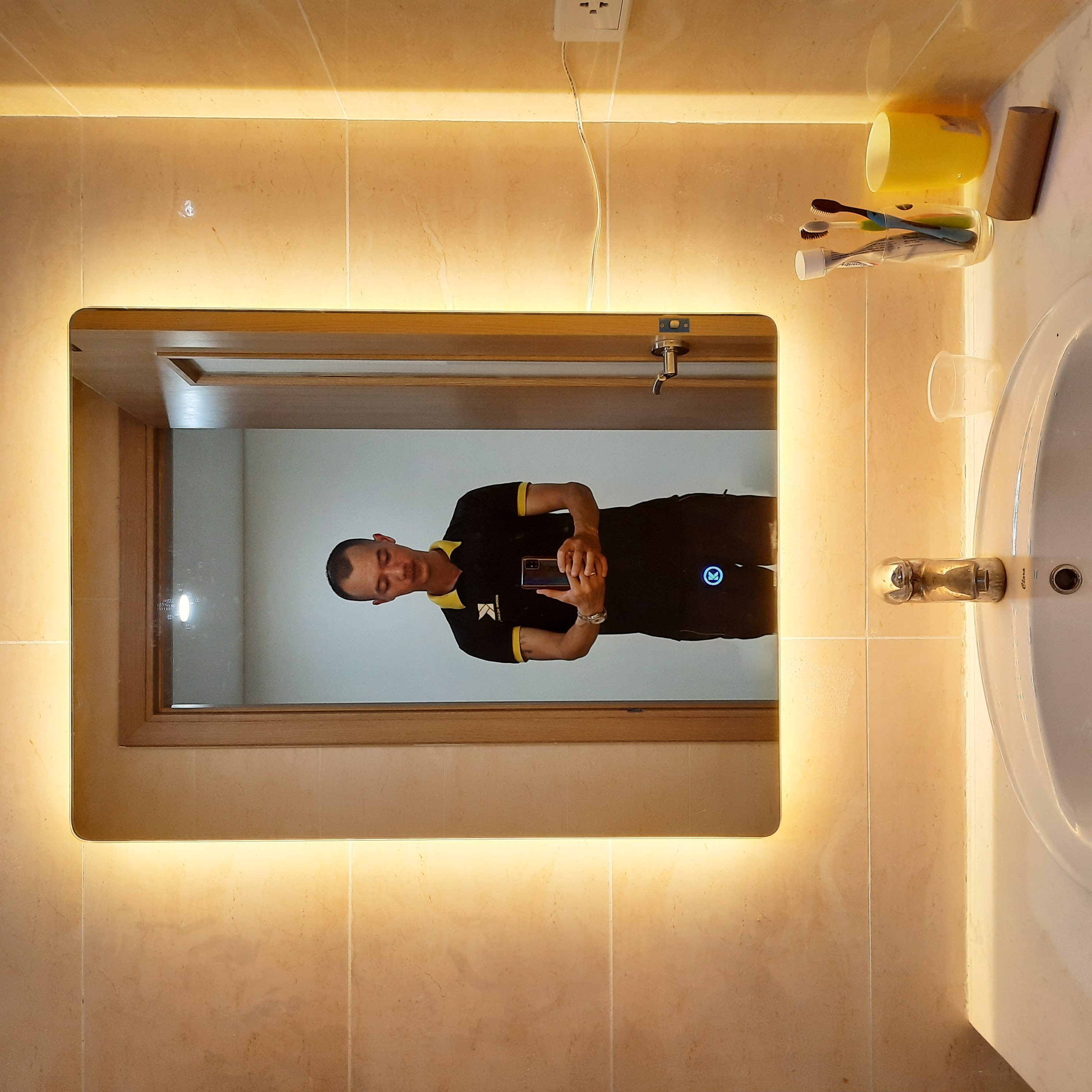 Gương soi phòng tắm hoàng kim kích thước 40x60cm có đèn led cảm ứng thông minh - guonghoangkim Mirror