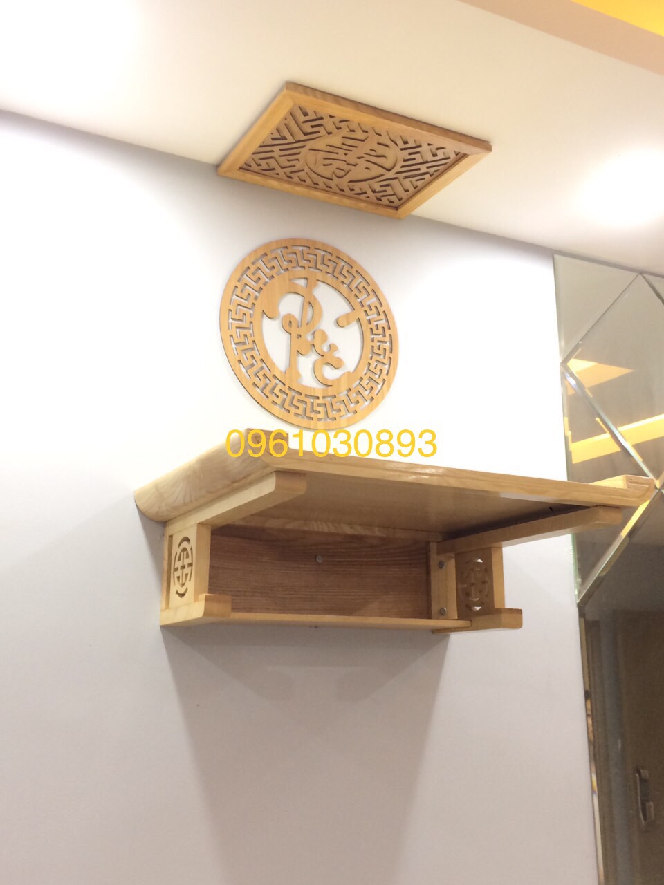 bàn thờ treo tường gỗ sồi kt 48x81 kèm chắn khói