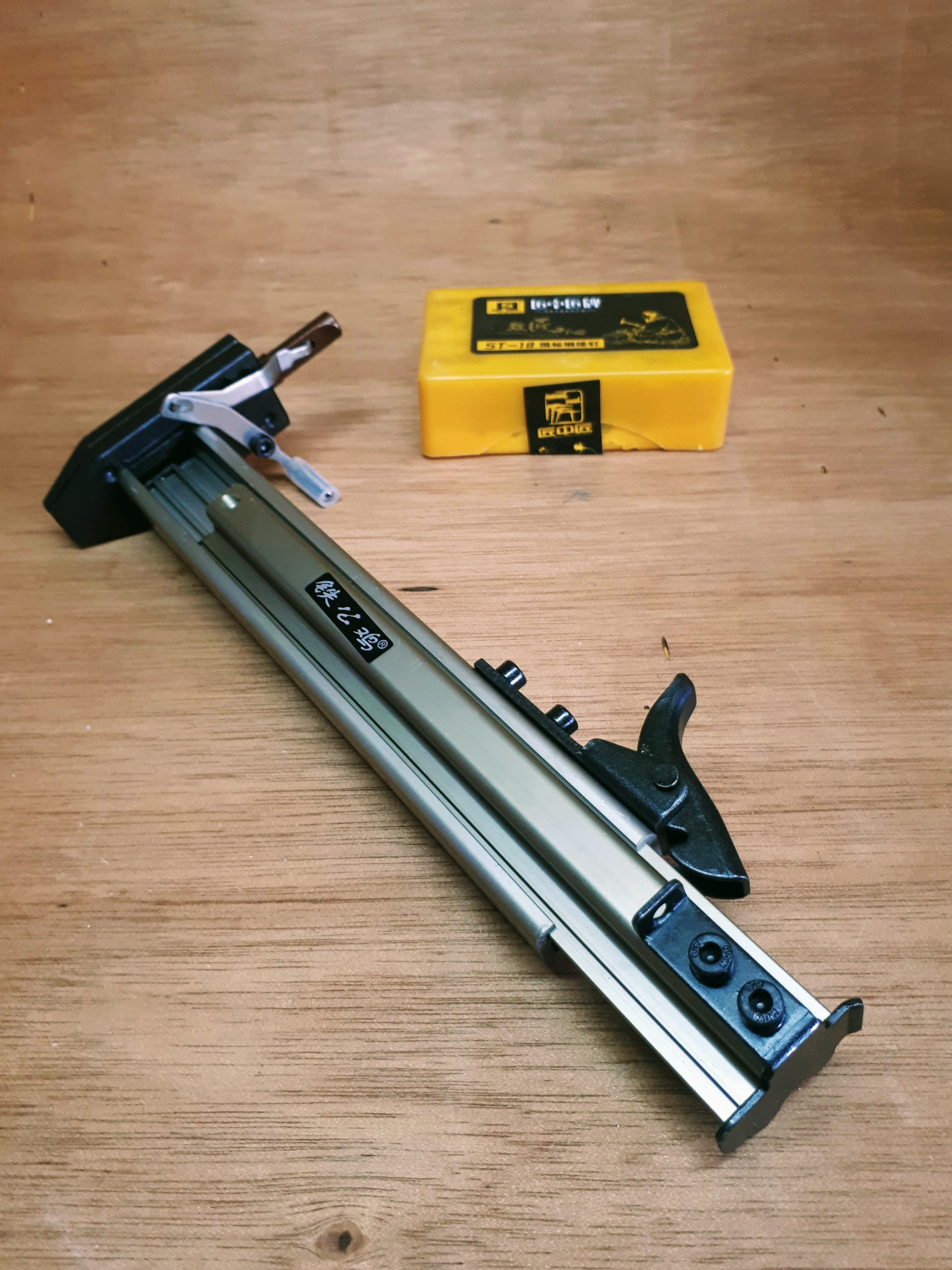 Búa dụng cụ hỗ trợ đóng đinh siêu tốc ST18
