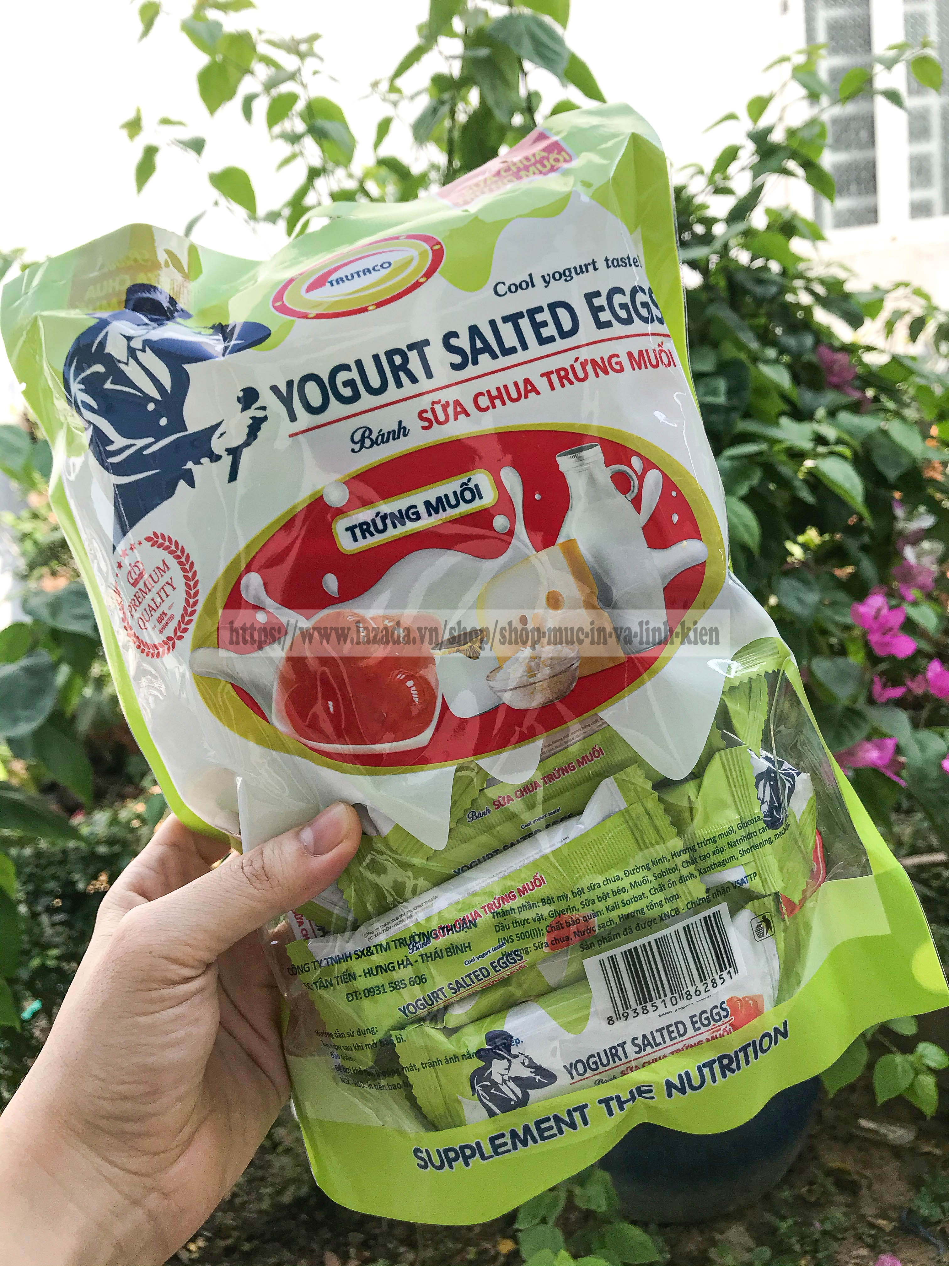 Bánh sữa chua yogurt trứng muối, gói 250gram~25 cái 1 túi thơm ngon bổ dưỡng, đang là trend làm mưa làm gió thị trường vì độ thơm béo của yofurt mặn mặn của trứng muối. Sản phẩm có thể dùng cho mọi lứa tuổi ăn ghiền luôn nha