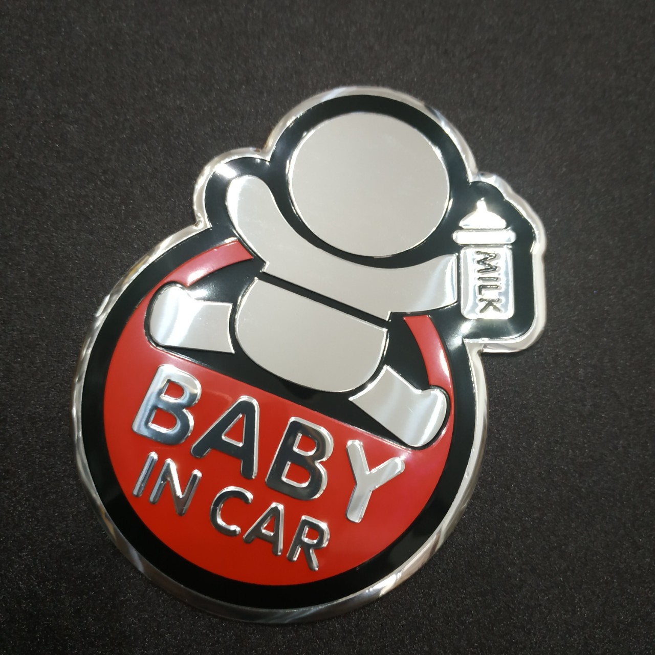 Tem nhôm Baby in car cầm bình sữa 10.2x7.5cm màu Đỏ