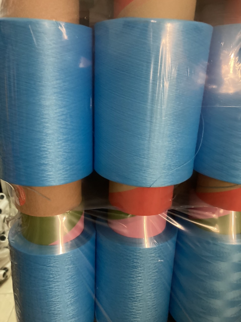 Chỉ tơ vắt sổ màu xanh 75,(Lốc 12 ống, 500g/ống) chất liệu polyester cao cấp, có độ bền màu cao, không bị tưa chỉ khi may, đảm bảo chất lượng