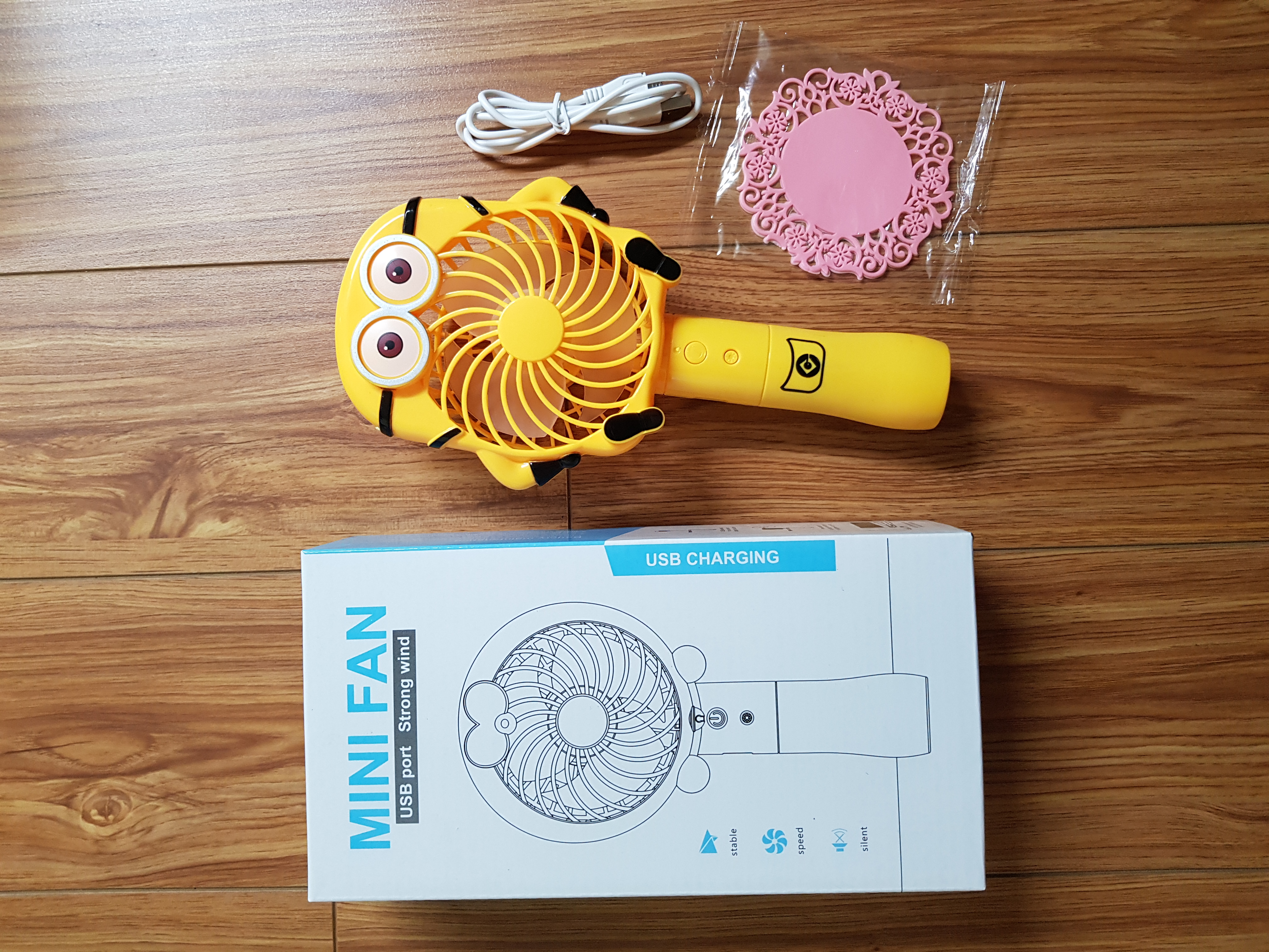 Quạt sạc mini cầm tay Minion màu vàng gió siêu khỏe