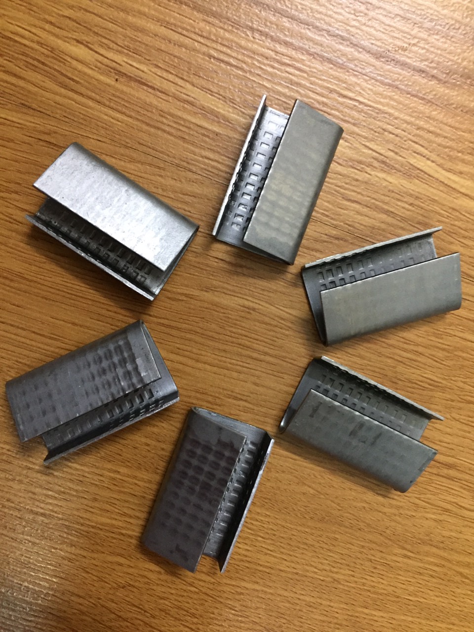 [HCM]Con bọ sắt chuyên dụng bộc đây đai chịu lực Vipetra và dây đai PP, chắc chắn, có mặt nhám tăng lực bám, thiết kế thông minh giúp thao tác buộc hàng nhanh chóng, dễ dàng, bọ dày, bảo đảm lực kéo