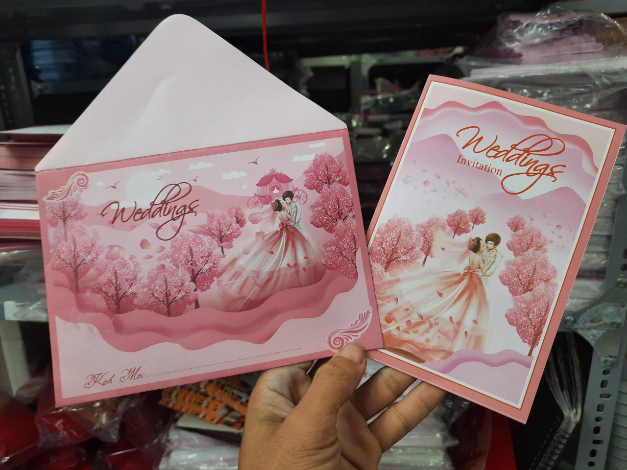 50 thiệp cưới TL-542 (Đã bao gồm nội dung in). Vui lòng cung cấp nội dung in sau khi đặt hàng.