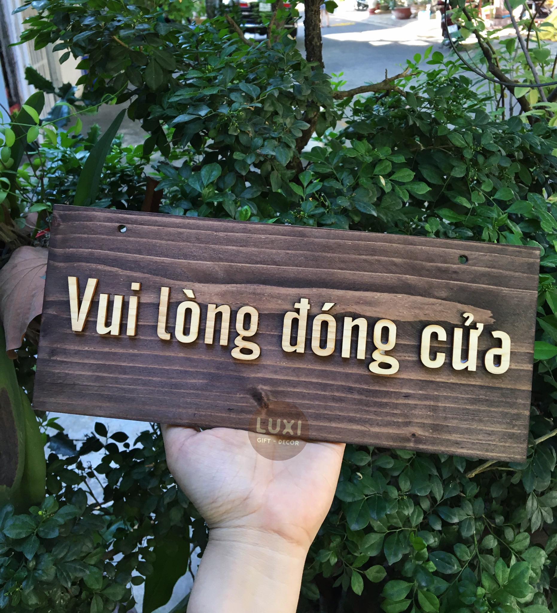 Bảng gỗ Vui lòng đóng cửa