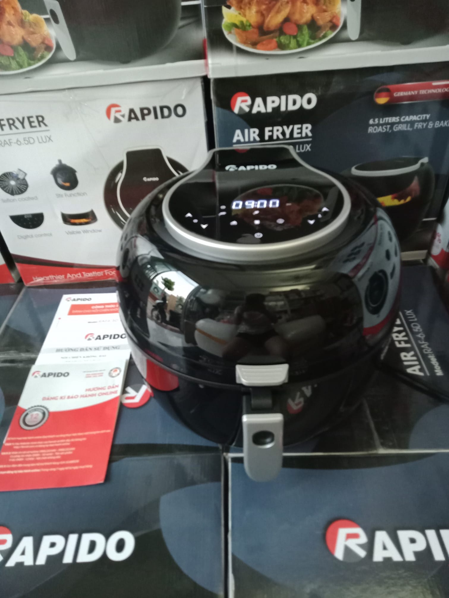 Mua 1 Tặng 3–Bảo Hành 1 Năm, Nồi Chiên Không Dầu RAPIDO RAF6.5D Lux 1800W Dung Tích 6.5L – Hàng Chính Hãng, Tặng Khay Nướng Bánh Cao Cấp, giấy nến