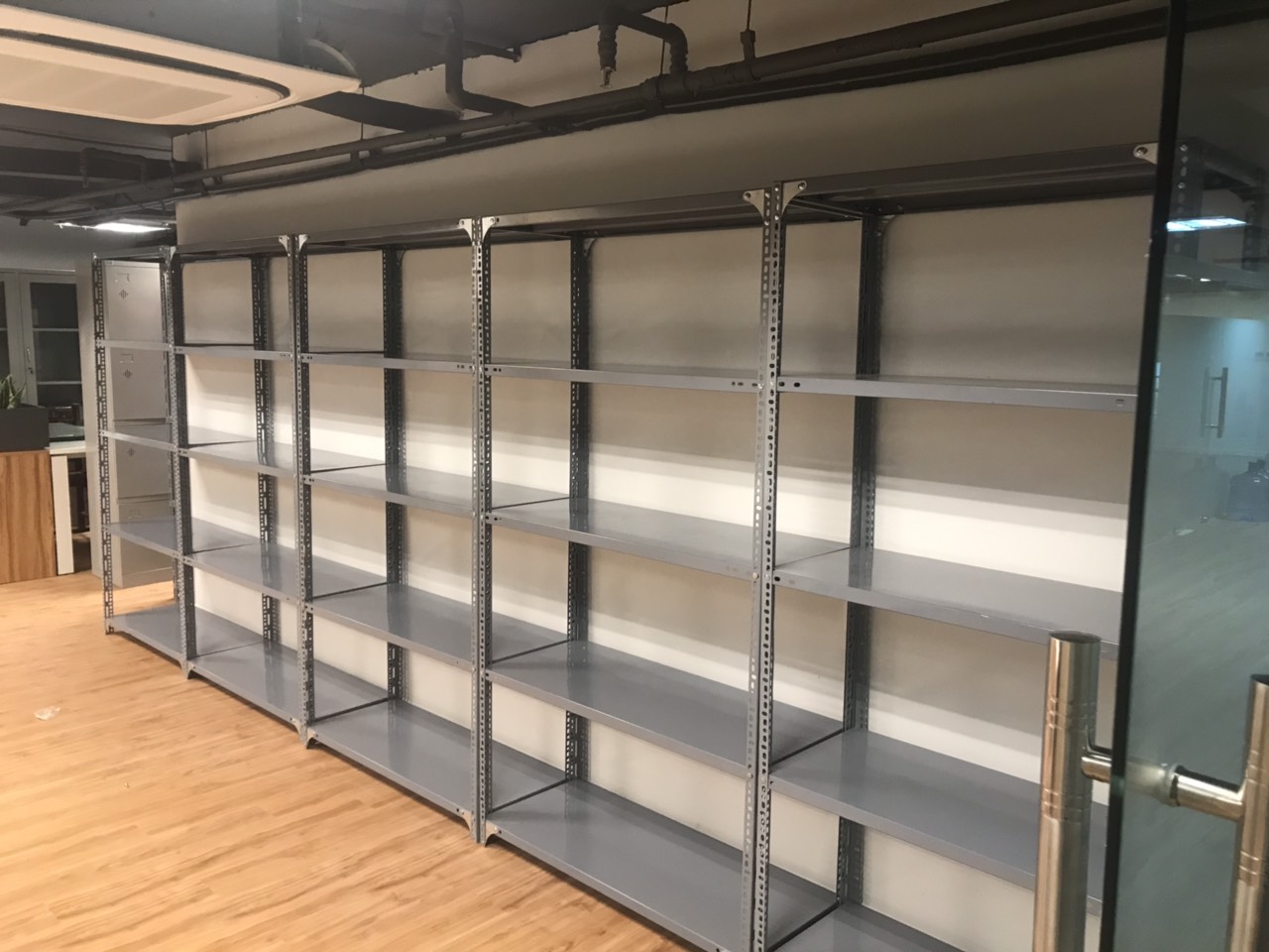 kệ sắt đa năng dài 1m, rộng 0,3m, cao 2m và gồm có 5 tầng