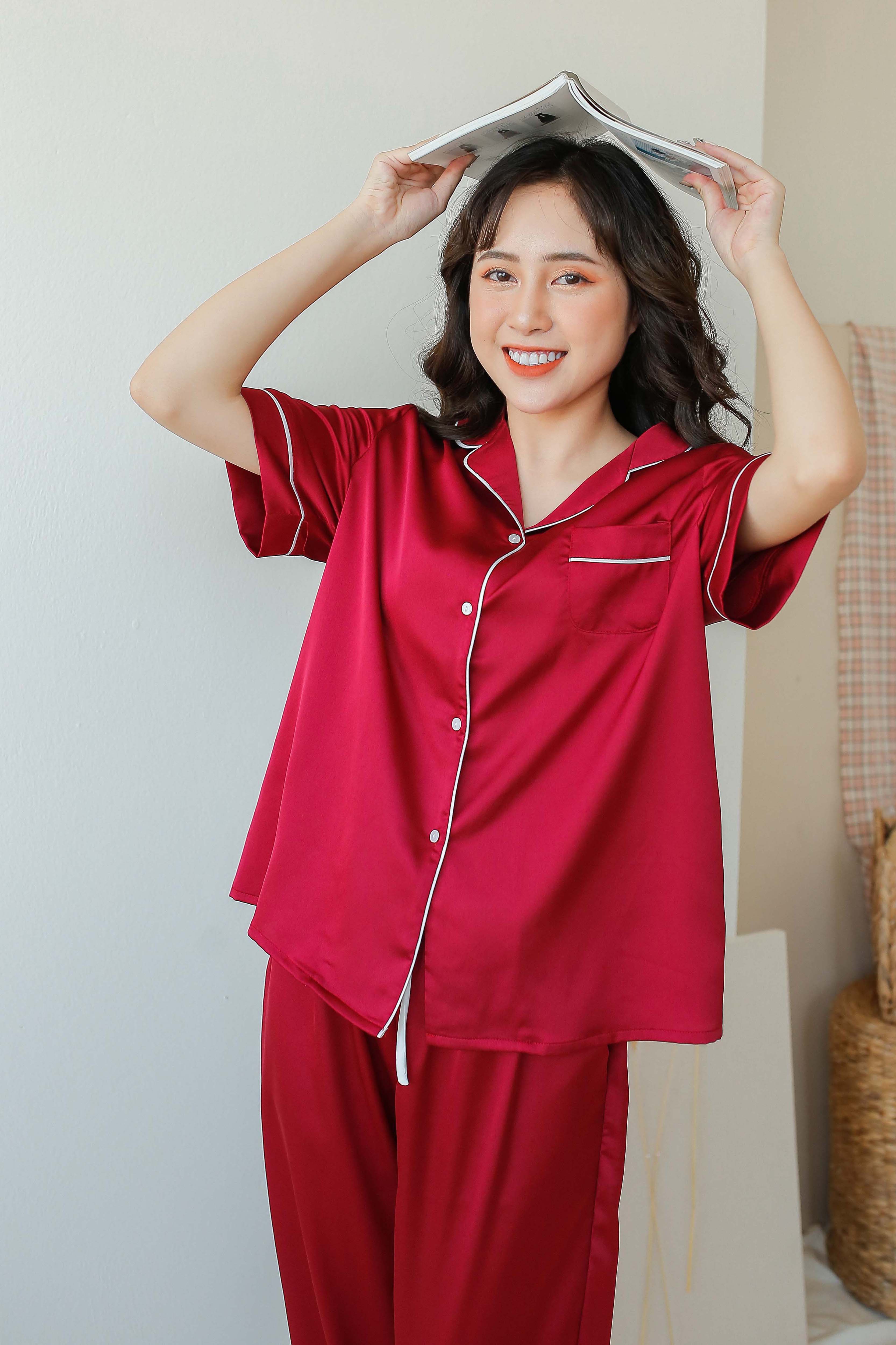 Bộ pijama lụa trơn Momojama cộc tay dài chân - đỏ, hoạ tiết trang nhã, tính ứng dụng cao, có thể mặc từ nhà ra phố, ghé tiệm tạp hoá quen, xuất xứ Việt Nam