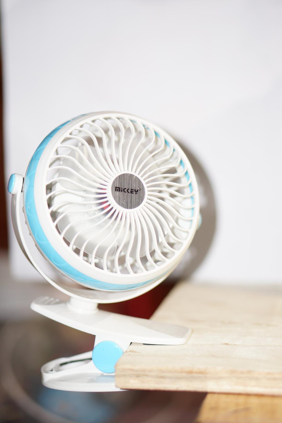 Quạt sạc mini kẹp bàn