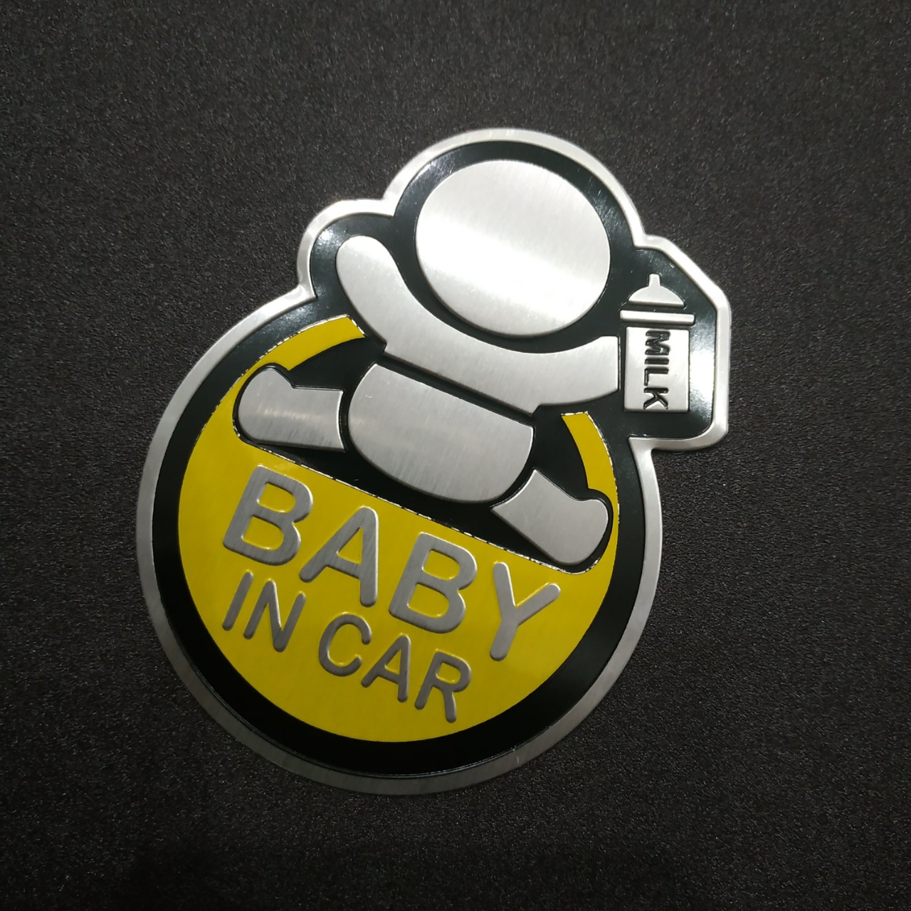 Tem nhôm Baby in car cầm bình sữa 10.2x7.5cm màu Vàng