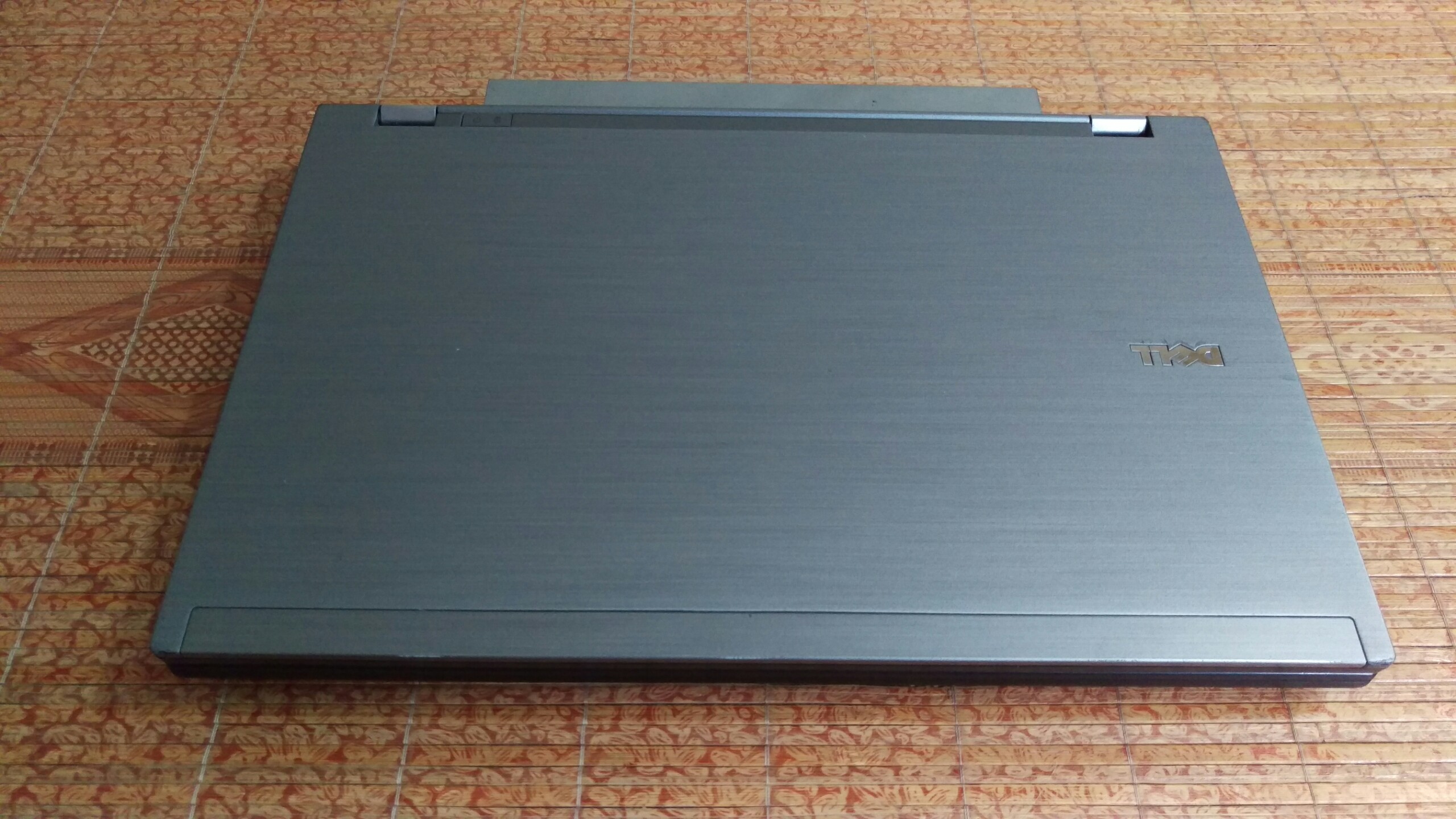 Laptop dell latitude / intel core i5 ~ 2.6ghz / ram 4g / ổ cứng ssd 120g / windows 10 pro / tặng kèm chuột, lót chuột