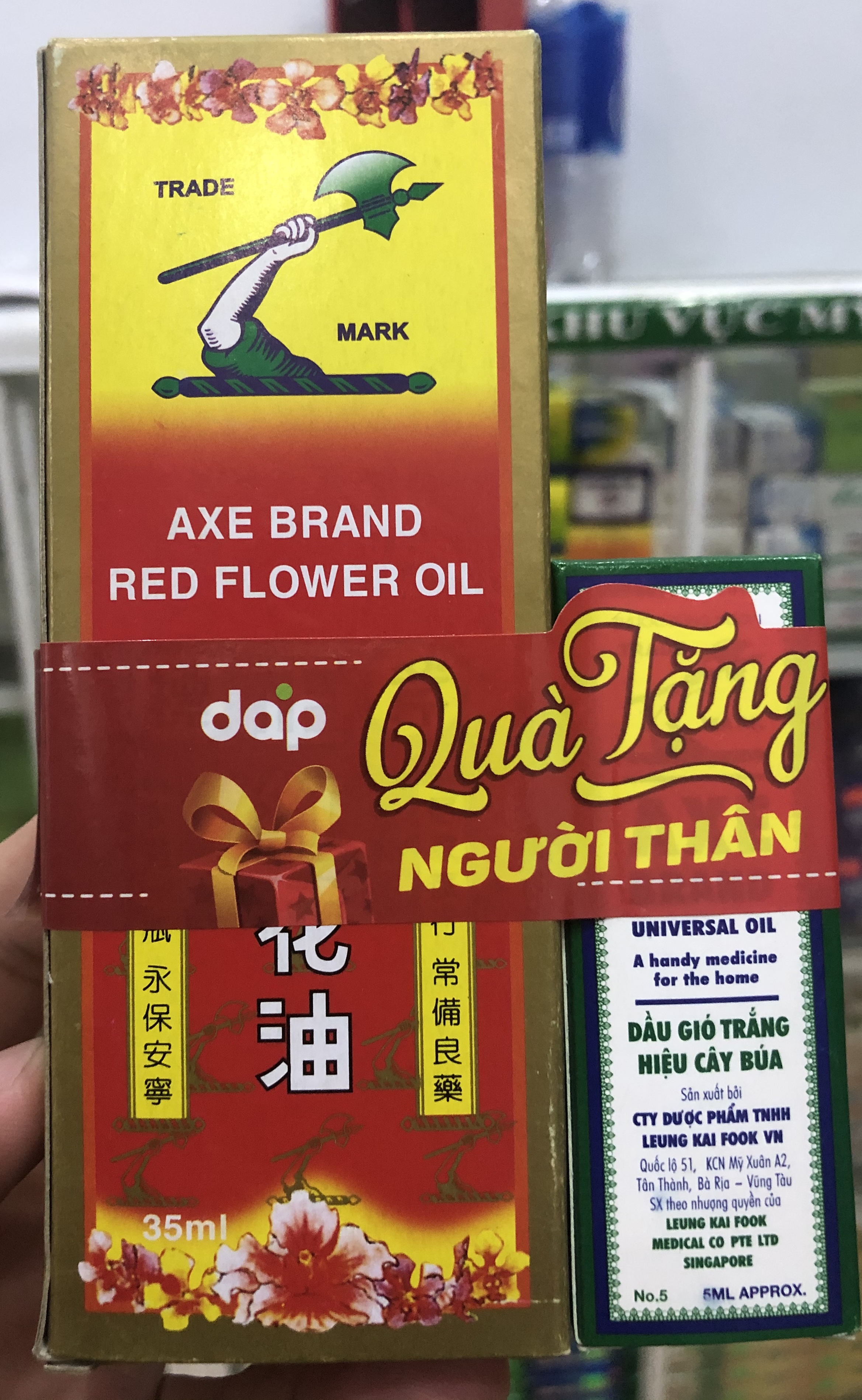Combo 01 dầu Hồng Hoa hiệu cây búa Axe Brand Red Flower Oil (35ml) + 01 Dầu gió trắng Hiệu Cây búa (5ml)