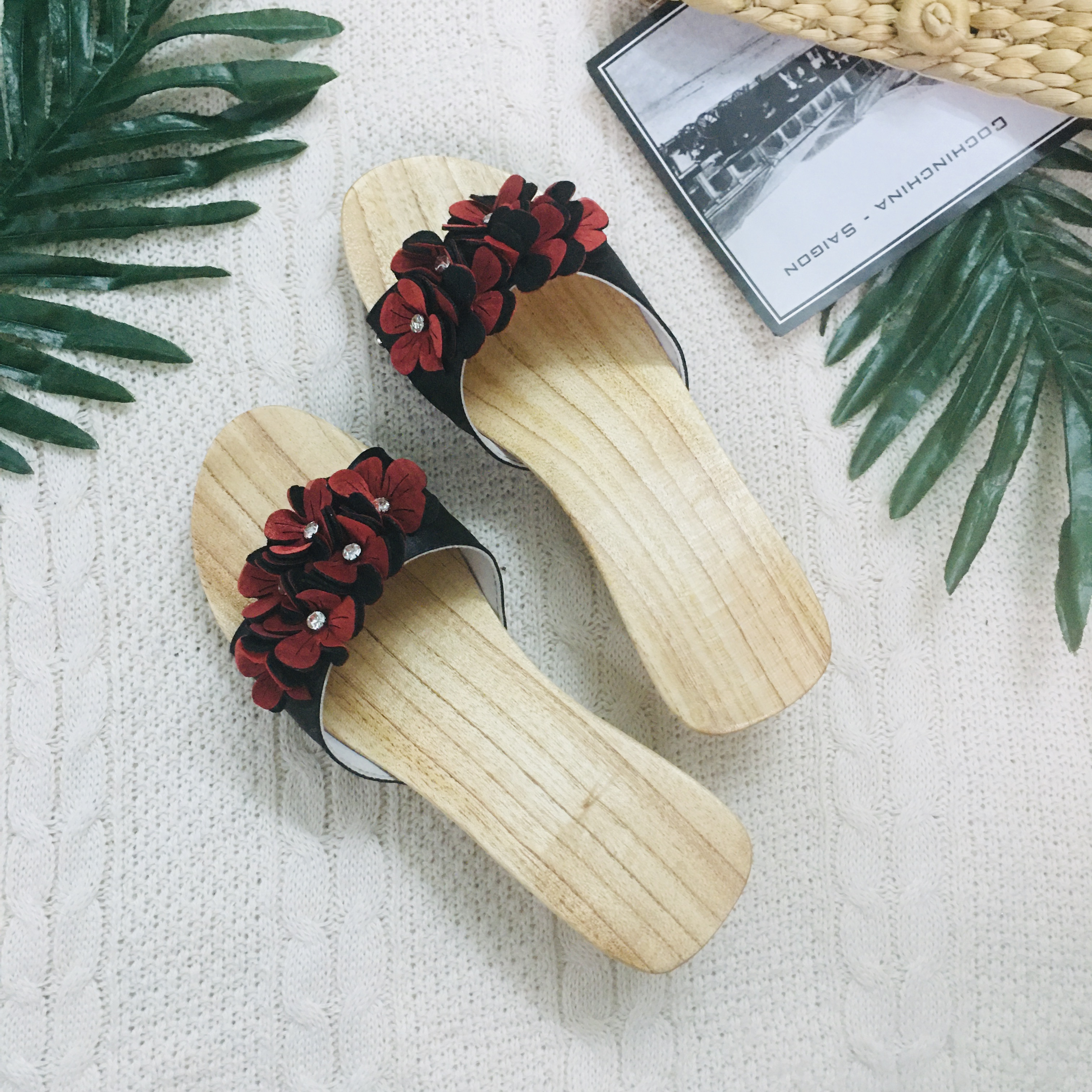 Guốc gỗ guốc mộc quai hoa đỏ đen cao 5cm