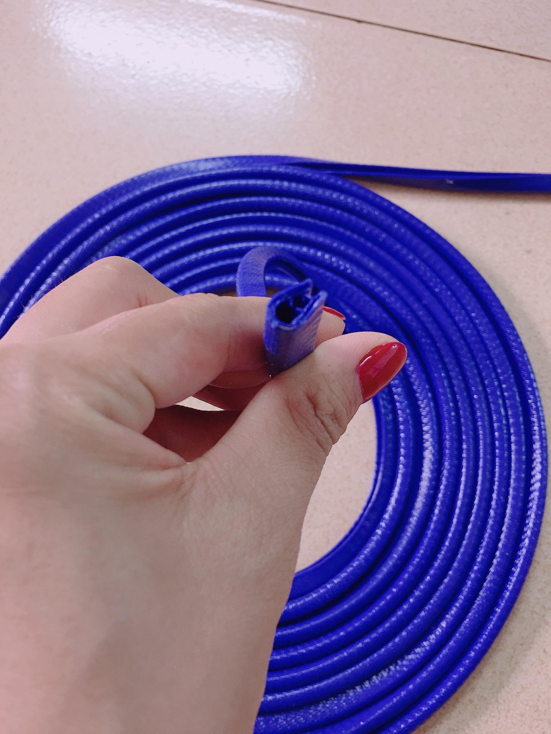 Gioăng cao su chữ U lõi thép nẹp viền cửa xe ô tô cuộn 10m màu xanh.