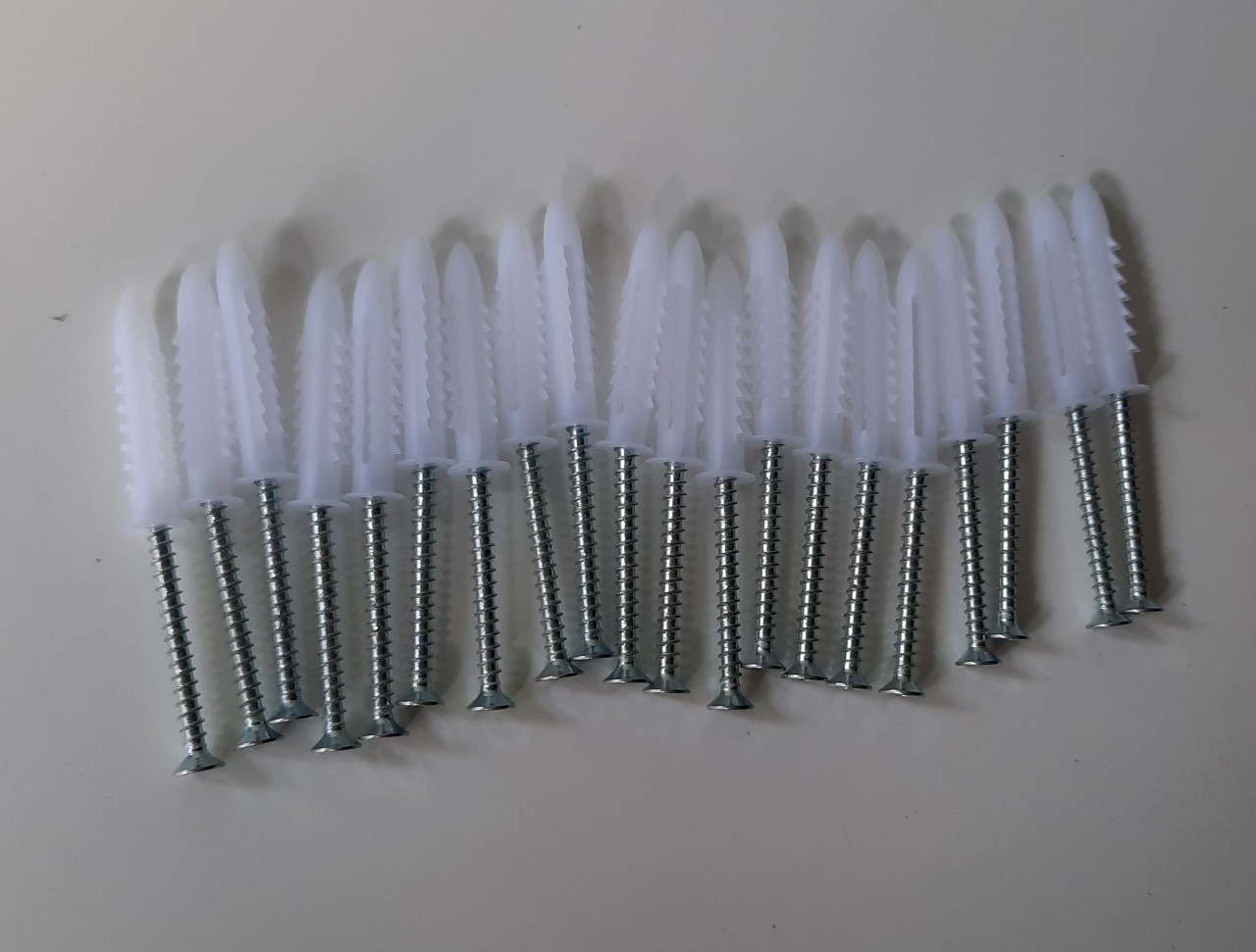 20 tắc kê 20 ốc vít dài 5cm dùng treo kệ, treo tranh, treo đồng hồ v.v..