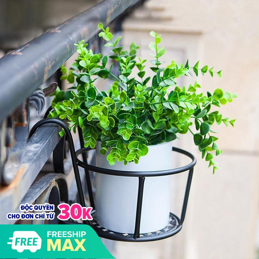 Giỏ treo chậu hoa ban công bằng sắt thiết kế phong cách hoài cổ bền đẹp giúp không gian đẹp hơn