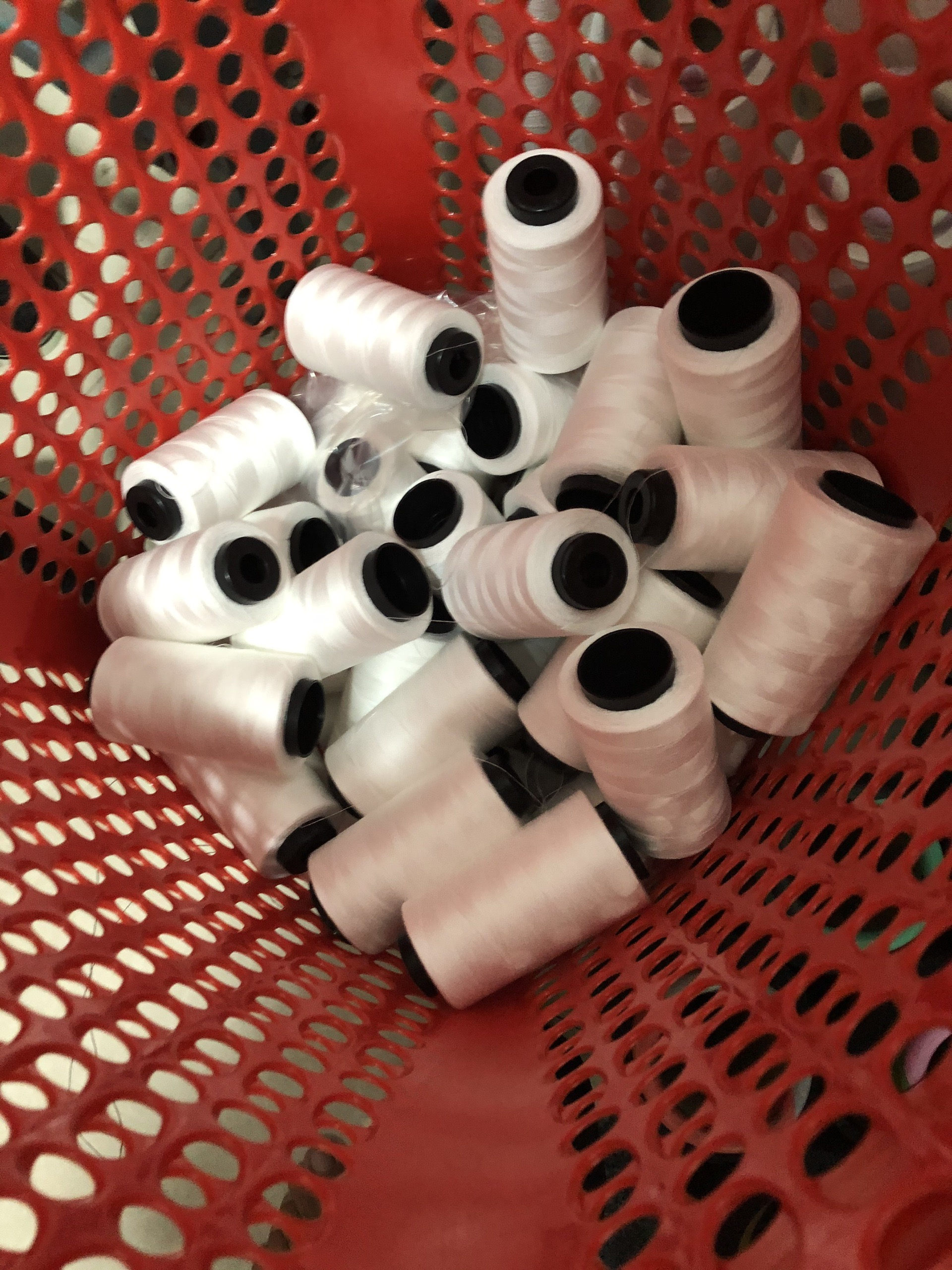 [HCM]Chỉ may  công nghiệpTrắng Mộc 40/2 2500m(12 cuộn) chất liệu polyester cao cấp có độ bền màu cao không bị tưa chỉ khi may đảm bảo chất lượng