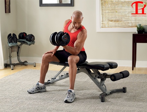 Ngồi tập tạ tay với ghế tập tạ Bowflex