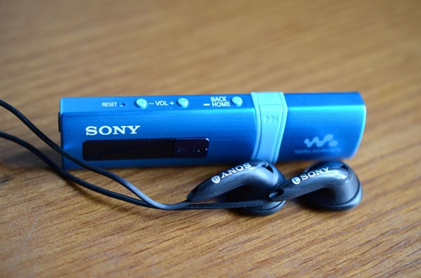 Máy nghe nhạc nhiều màu sắc Sony B183F về Việt Nam