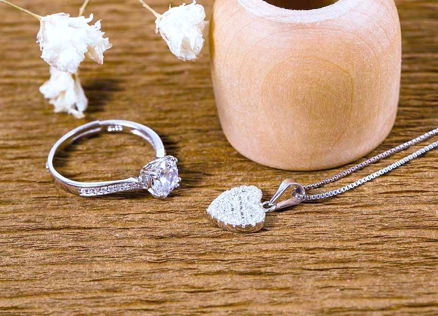 Mẫu trang sức thể hiện tình yêu chân thành, nhiệt huyết.