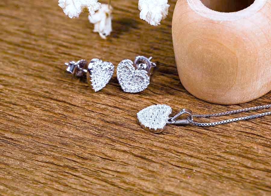 Rất nhiều bạn trẻ yêu thích trang sức bạc.