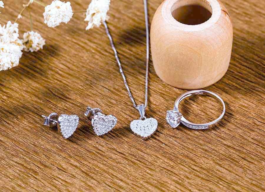 Mẫu trang sức dễ dàng kết hợp với các item khác để tạo dấu ấn riêng cho bản thân.