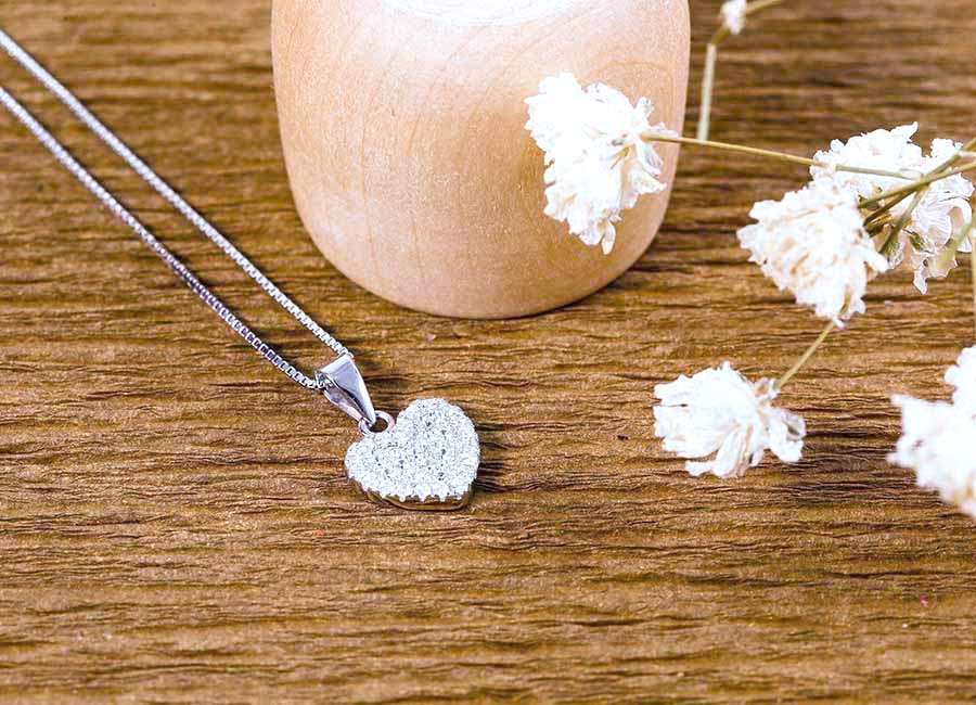 Sợi dây chuyền bạc mang thông điệp yêu thương.